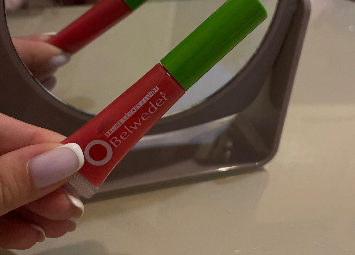 Скажу сразу, что бальзам этот ухаживающий. Спасет ваши сухие и обветренные губы со 100% вероятностью. Стоимость 380 рублей, покупаю в аптеках