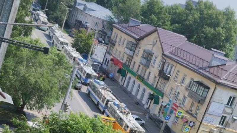     Пробка из троллейбусов на ул. Матросова. "Инцидент Барнаул"