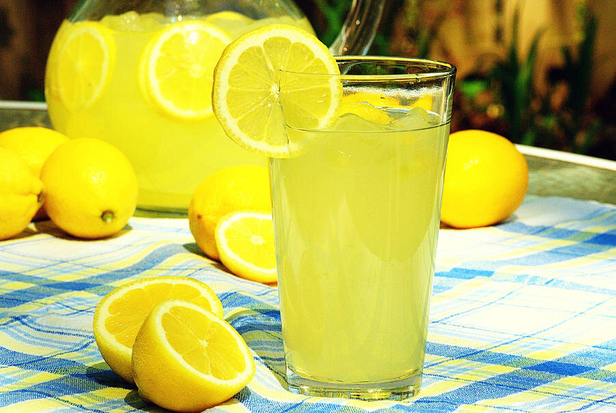 Лимонная вода и 1. Limonata. Лимонад Fresh Lemon. Желтый лимонад. Домашний лимонад.