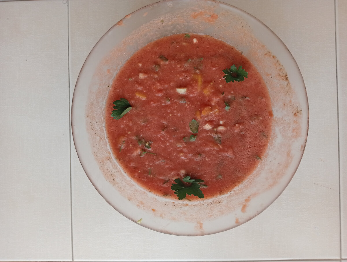 Фото автора. Главная роль у помидор.