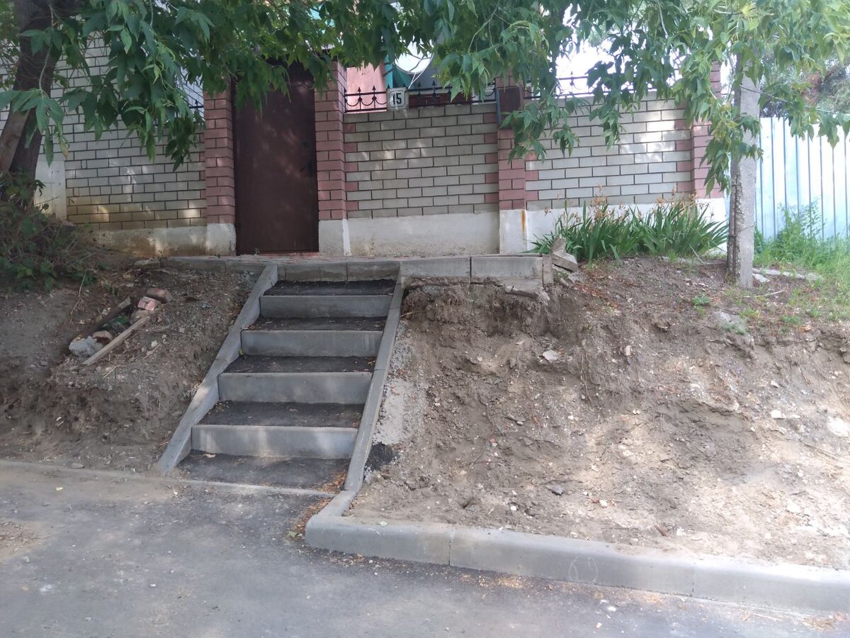В районе ул. Свирская, 15, "володинский" тротуар.