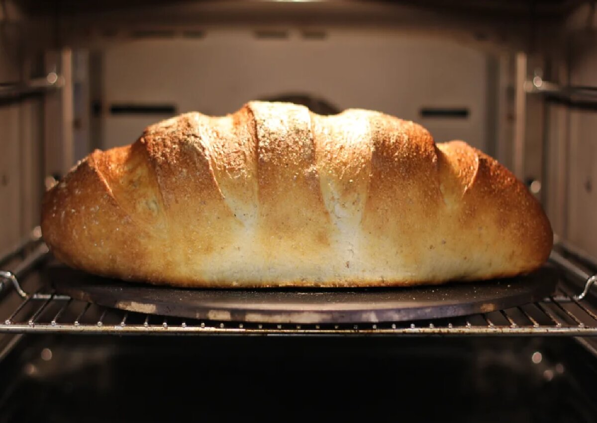 Как печь хлеб. Батон в печи. Хлебная печь во Франции. Bread Oven. Печка из батона.