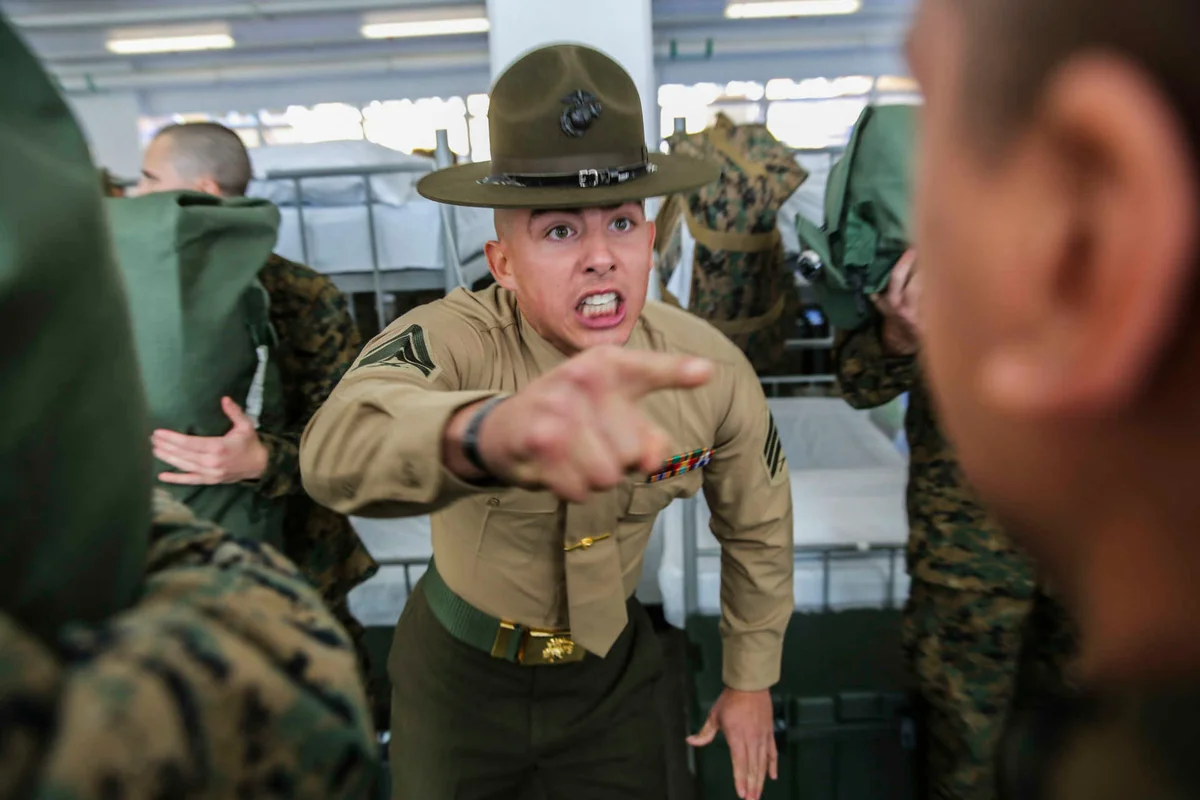 Контрактники домой. Дрилл сержант Marines фильм. Дрилл сержант в армии США. Сержант КМП США. Сержант инструктор армии США.