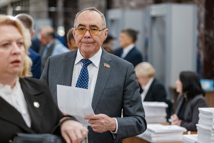    Тему цены проезда поднял и депутат Тахир Хадеев, побывавший в Кисловодске, где стоимость проезда в автобусе — 20 рублей. «А у нас уже чуть ли не 40!» — возмущался Хадеев Фото: «БИЗНЕС Online»