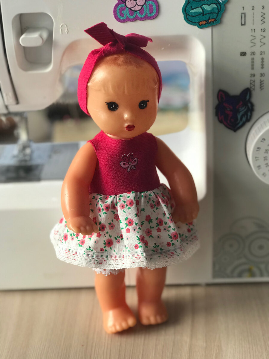 Маленькая девочка шьет на игрушечной швейной машинке фотография Stock | Adobe Stock
