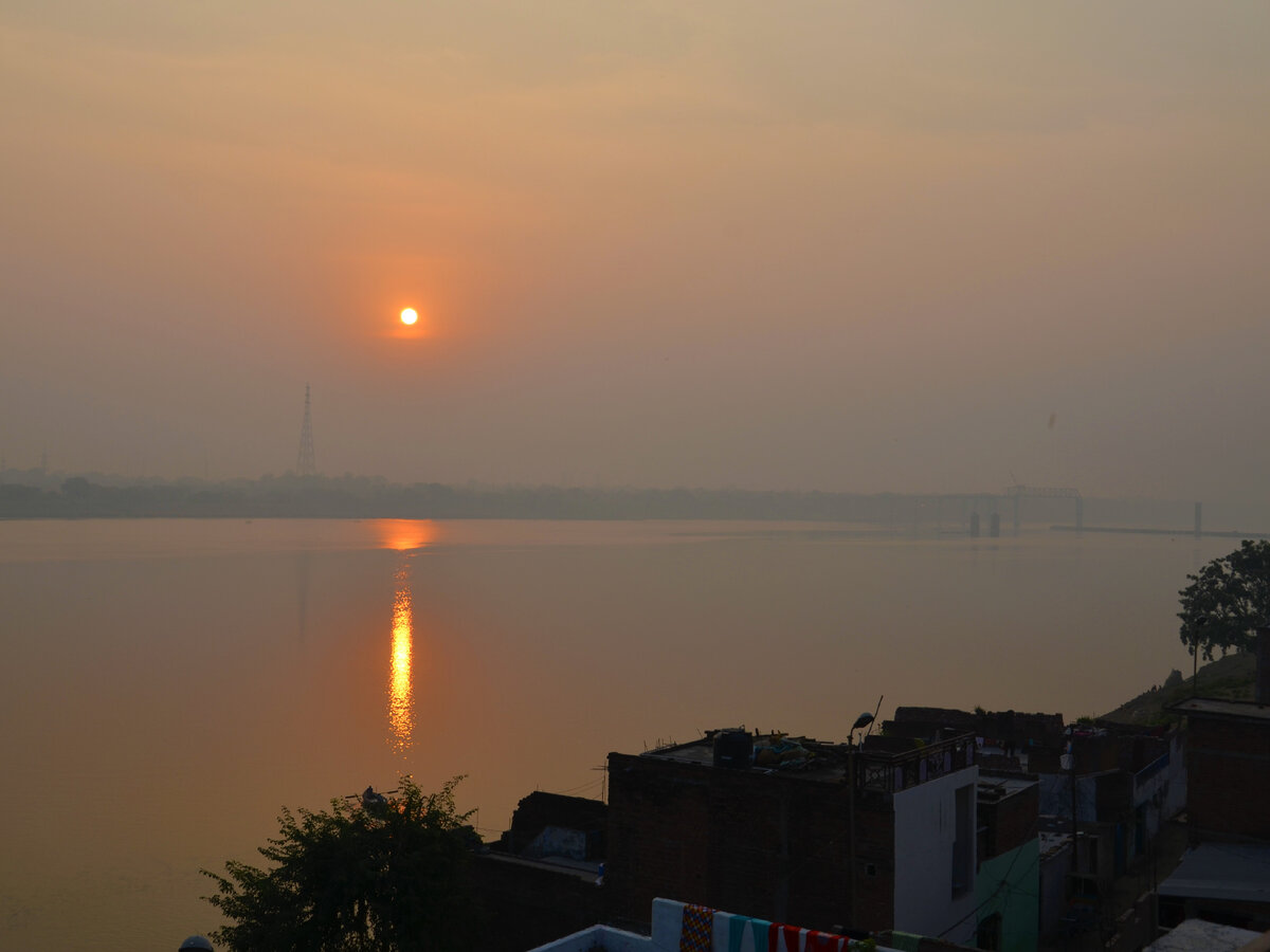 Закат в древнем городе Варанаси над Гангой. Фото автора.