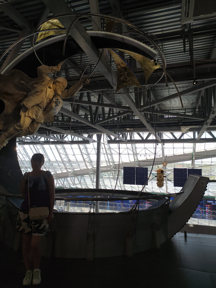 Парящий Циолковский в небе у входа в музей Истории космонавтики \фото автора.