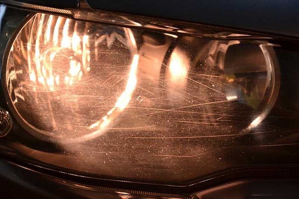 Последствия дорожного пескоструя. Царапины преломляют свет и разрушают пучок света.