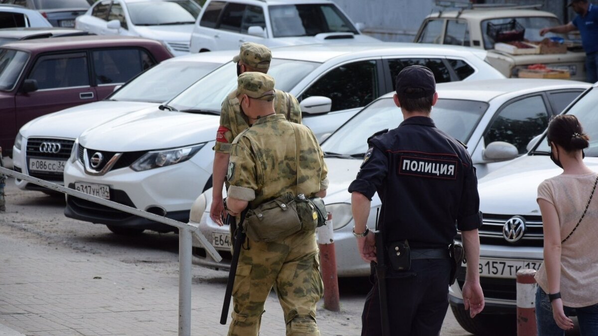     Сегодня вечером в Волжском неизвестный во дворе жилого дома устроил стрельбу, сообщают жители города в социальных сетях.
