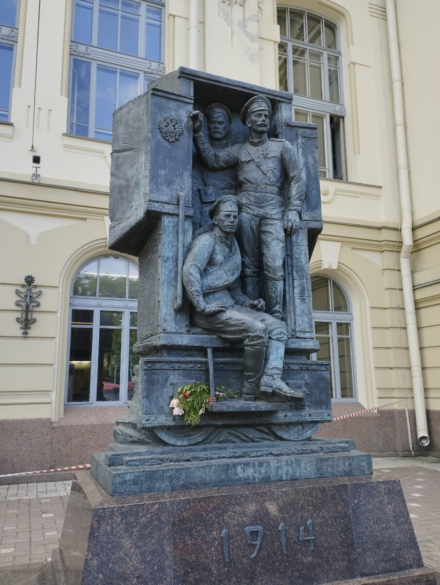 Думаю, что это памятник солдатам Первой мировой войны. 