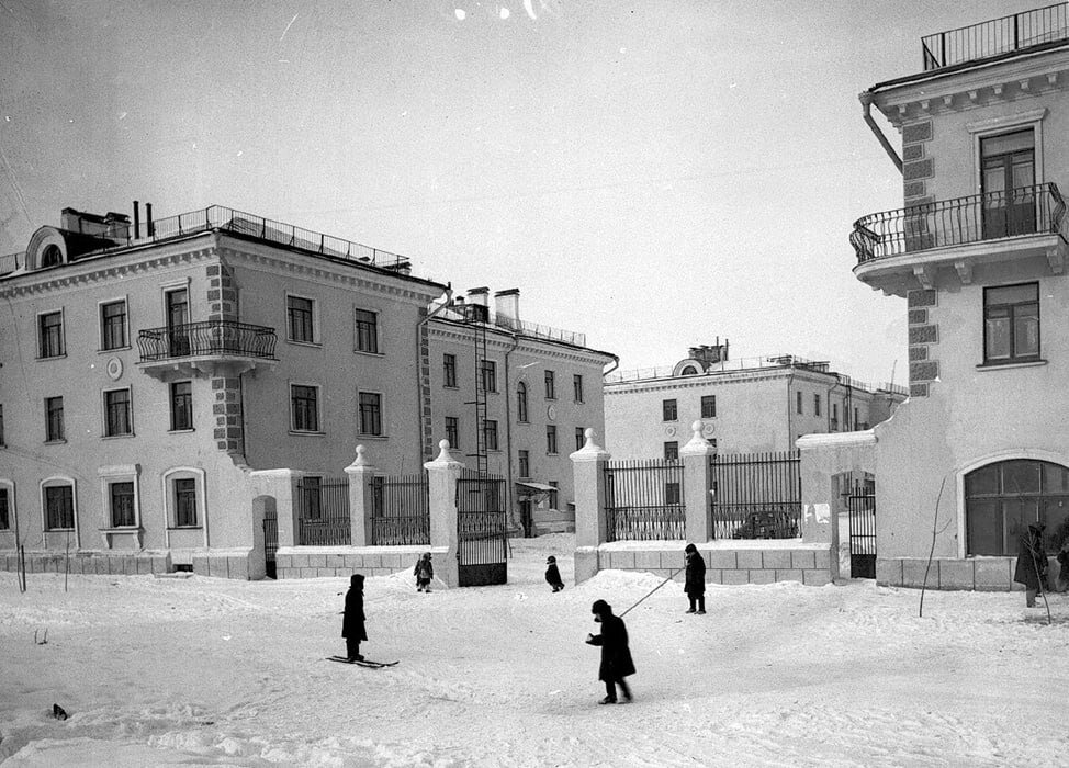 Средняя Первомайская улица, 17-19. Вид с юго-востока. Фотография Н. Грановского, 1950 г. 