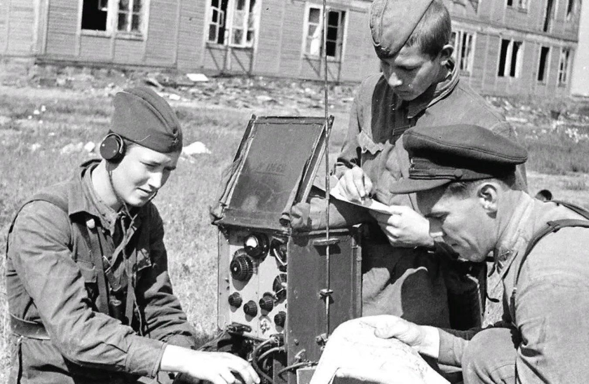 Видео солдату на фронт. Рация связиста РККА. Наушники радиста РККА 1941. Связисты ВОВ 1941 1945. Военные Связисты в годы ВОВ.