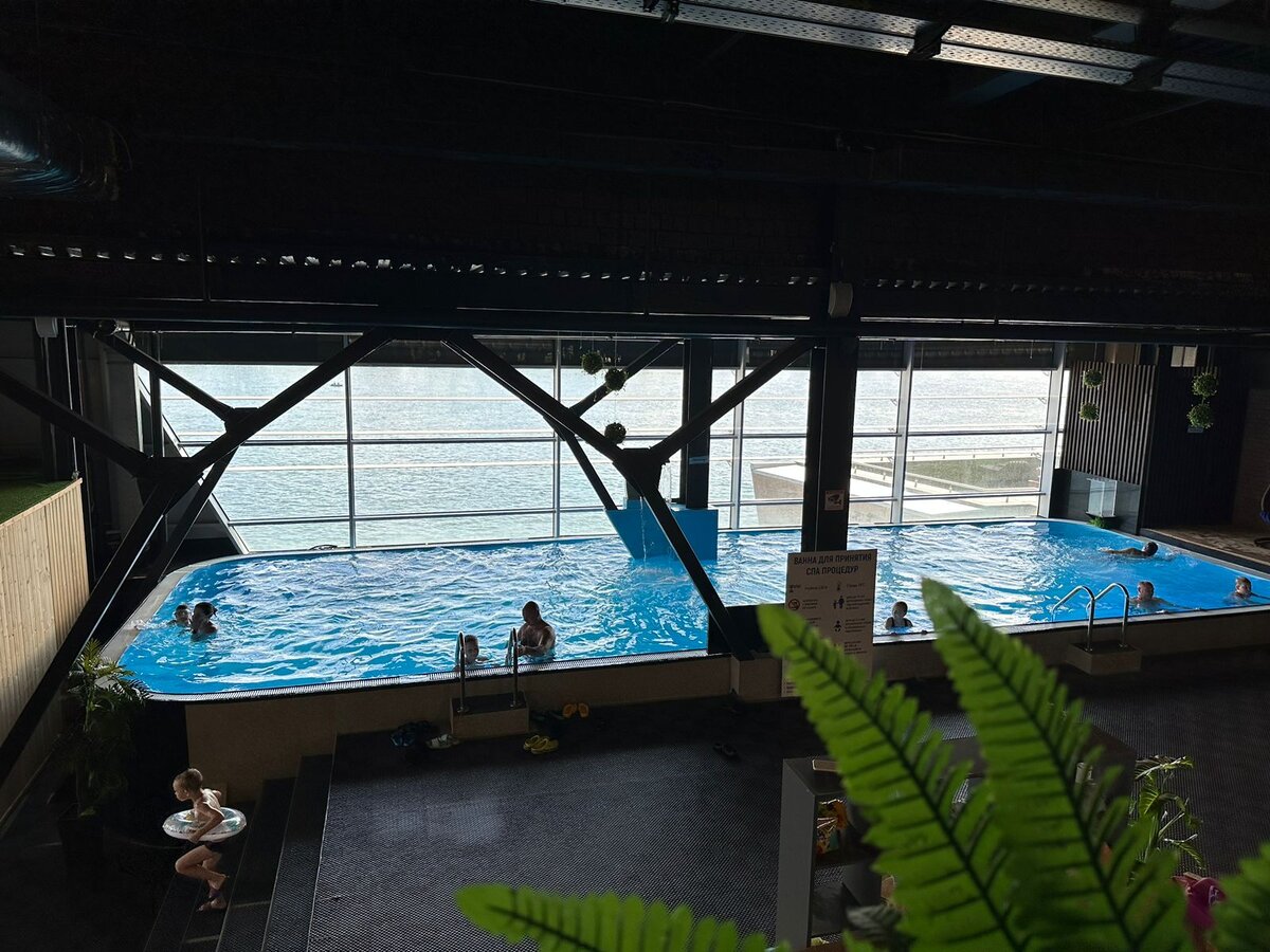 Большой бассейн 29 градусов, 130 см. Вид прямо на Енисей 