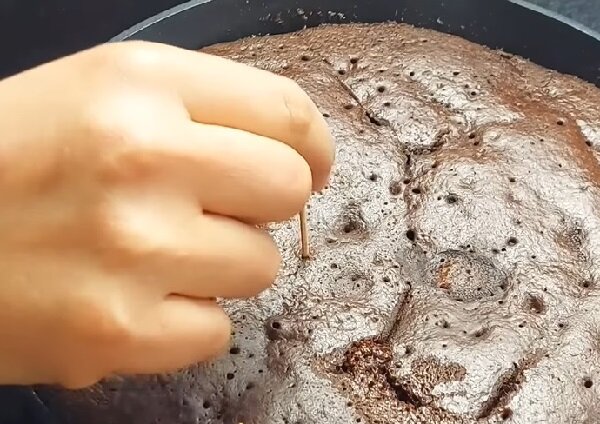 Бананово-шоколадный торт на сковороде — это именно тот рецепт, который пригодится вам в жару. Отличный десерт к чаю, который можно приготовить на сковороде, не включая духовку.-14
