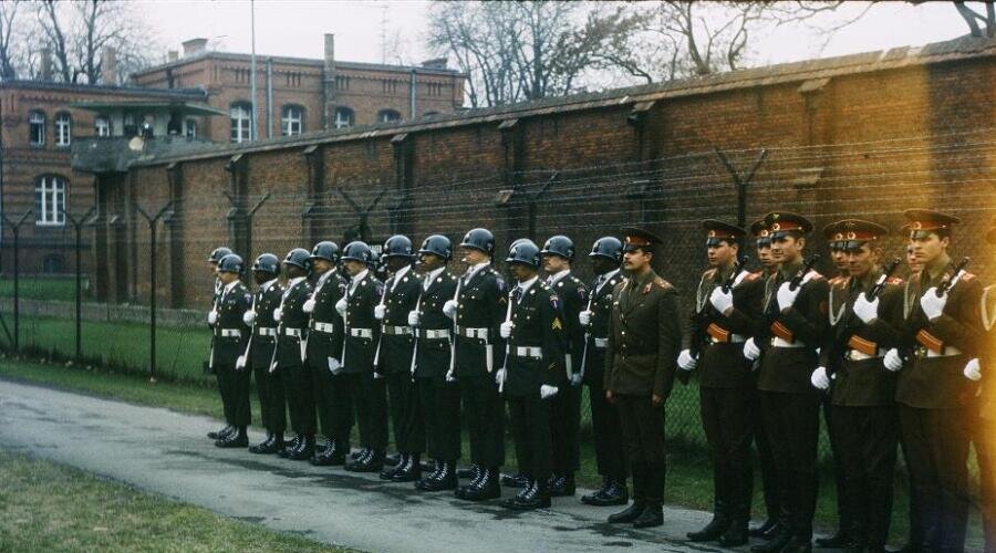    Караулы от Вооружённых Сил США и Советского Союза. 1981 г. Фото: ALDOR46. Собственная работа, по лицензии CC BY-SA 3.0​