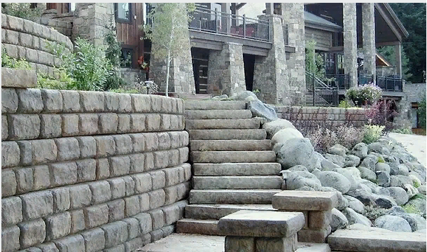 Подпорная стена с лестницей для загородного дома