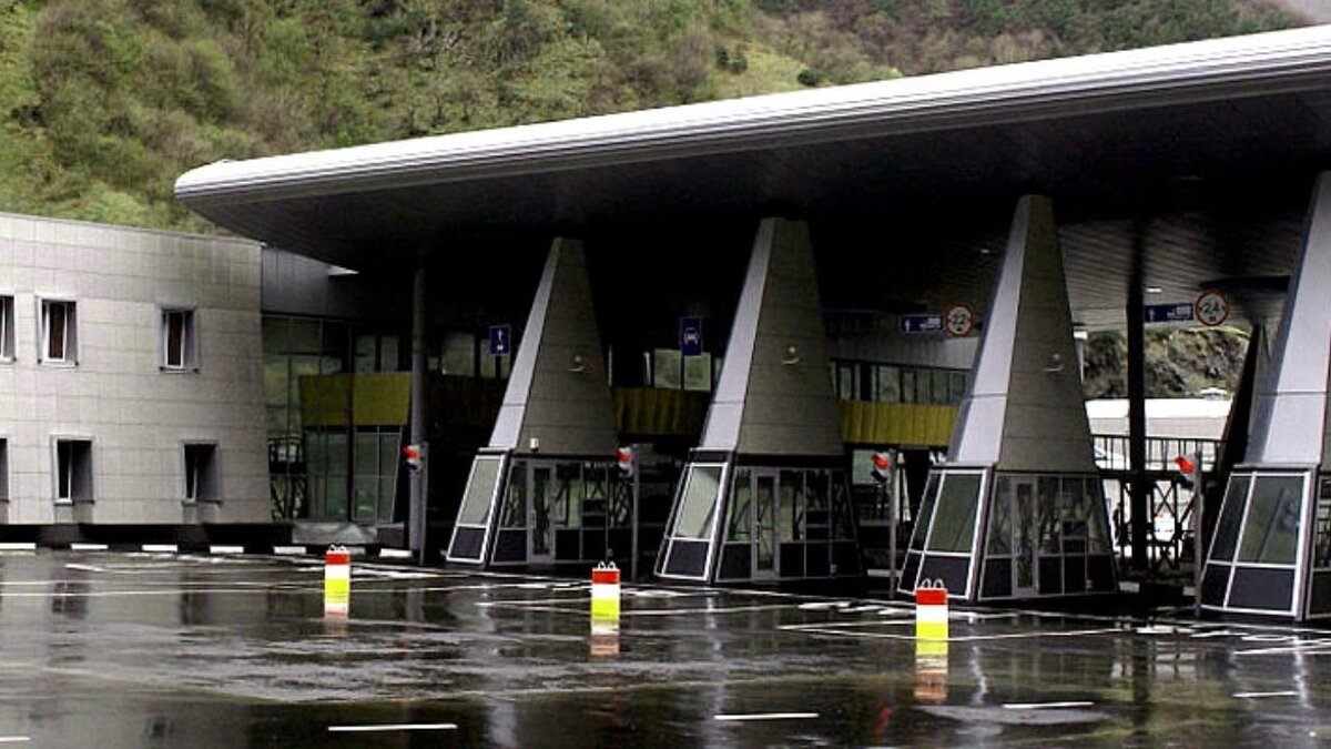 КПП Верхний Ларс. Граница Россия-Грузия . фото из открытых источникоа