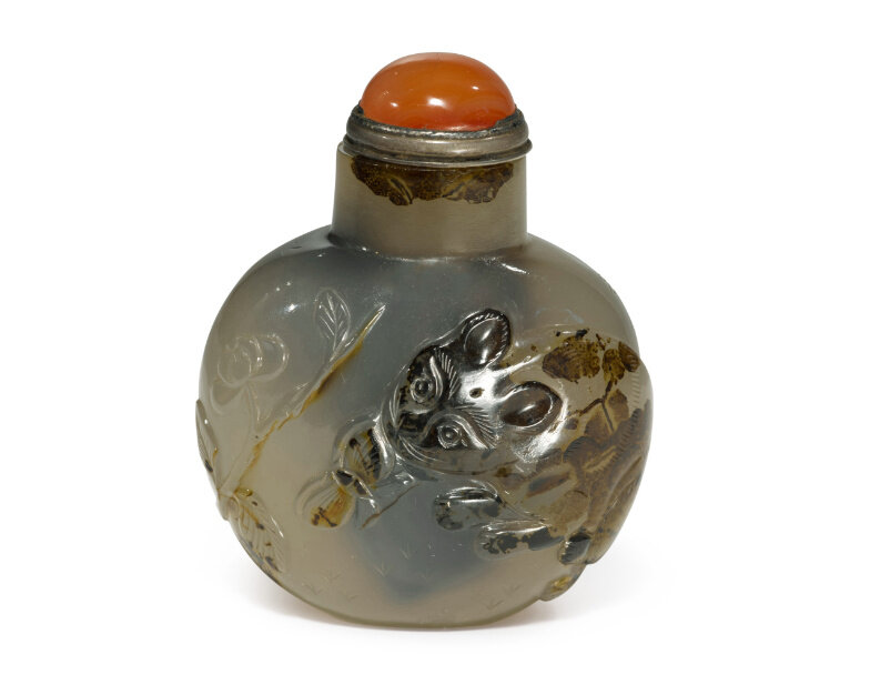 Флакон для нюхательного табака. Китай, династия Цин, XIX в. Онлайн-каталог аукционного дома Sotheby's. Эл. ресурс URL: https://www.sothebys.com/en/buy/auction/2021/the-hundred-antiques-fine-decorative-asian-art/a-carved-shadow-agate-cat-and-butterfly-snuff