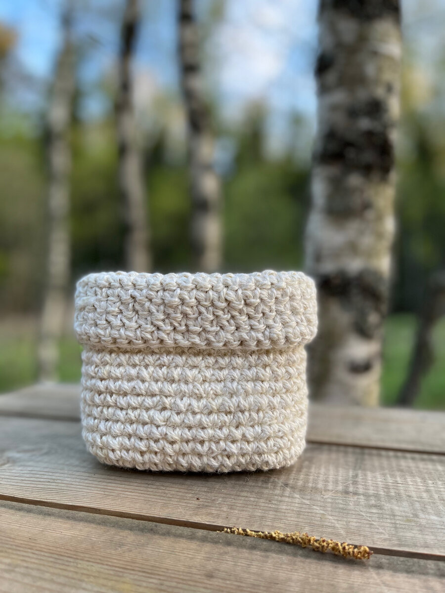 Устроила корзинке фотосессию на даче 