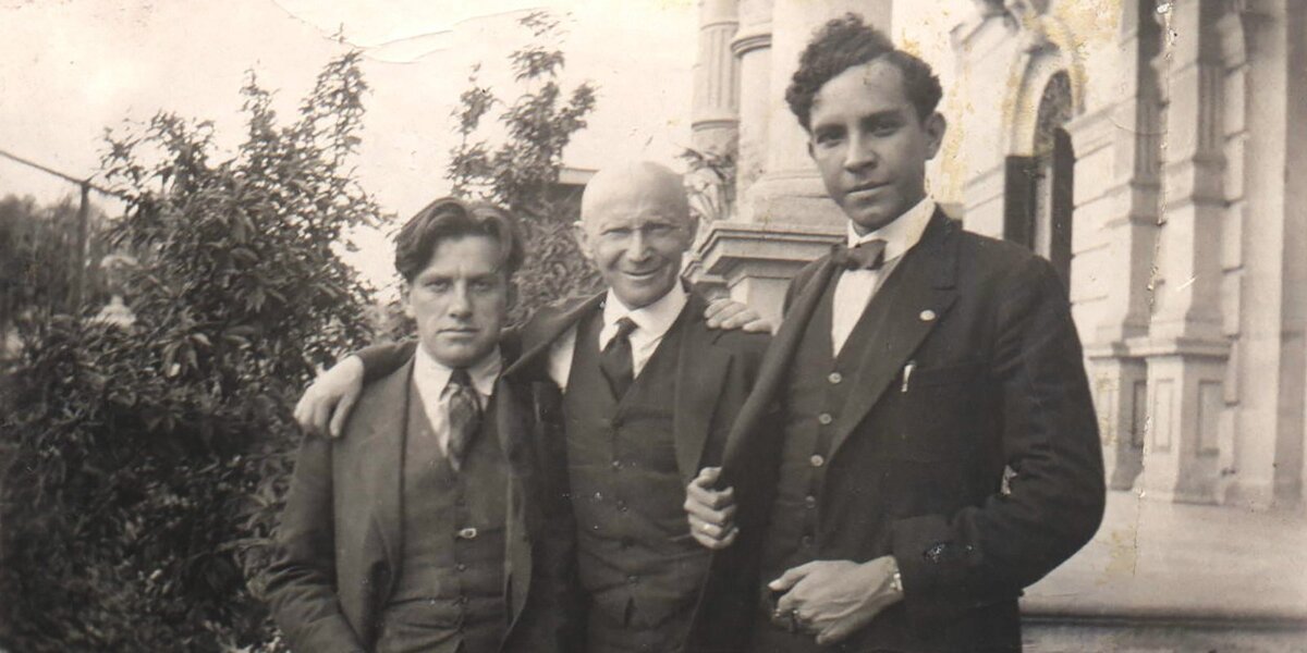 В.В. Маяковский со вторым секретарем советского полпредства в Мексике В.Я. Волынским и Ф. Морено