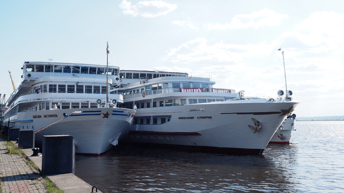 Теплоходы Максим Литвинов и Александр Суворов на причале в Казани