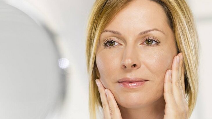 Со временем кожа лица начинает терять упругость и на смену ровному тону приходят морщины. Ухаживать за кожей после 40 лет несложно, главное - придерживаться рутины!