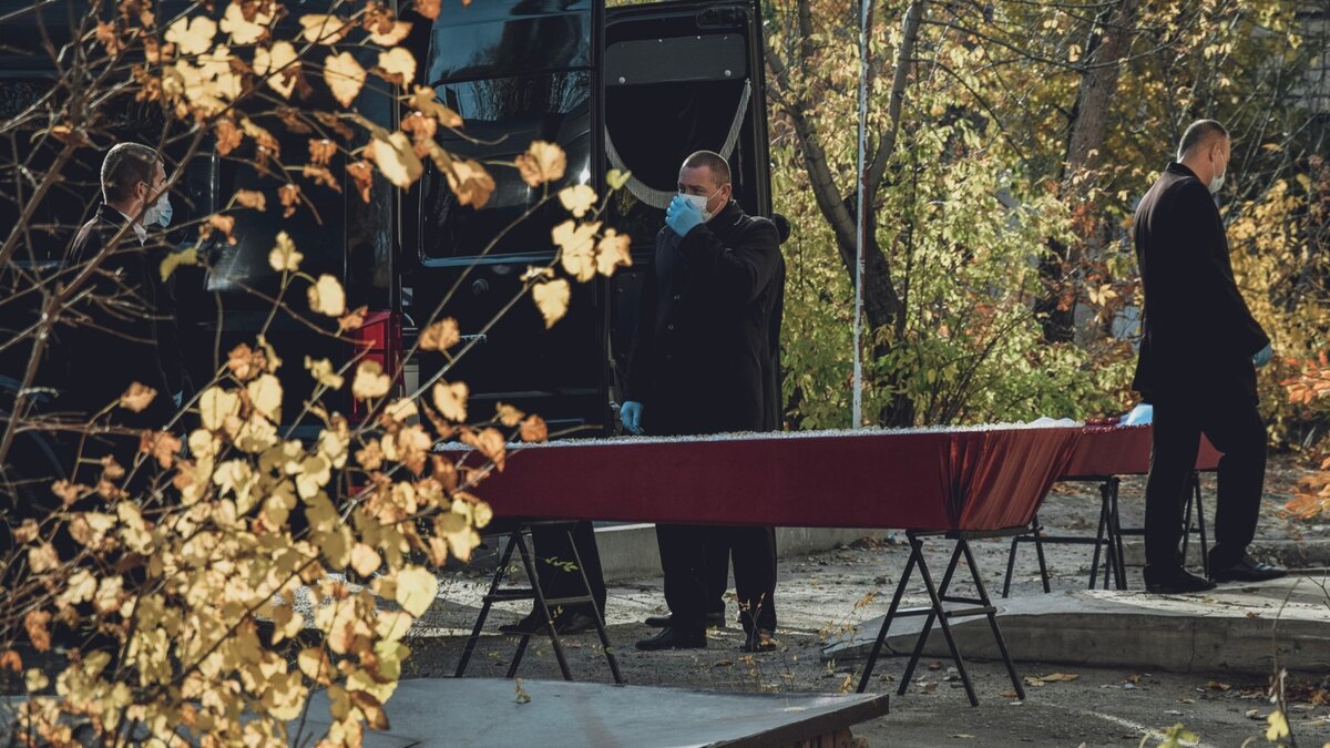     За деньги сотрудник ритуального бюро получал персональные данные умерших граждан от полицейского, что является нарушением закона