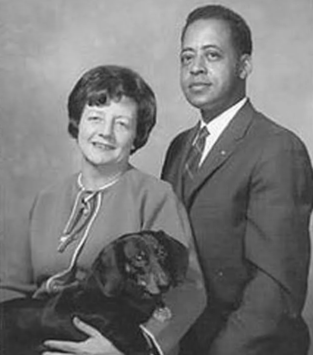 Бетти и Барни Хилл, а также собака Делси