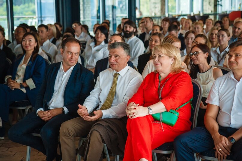 Министр курортов и туризма Республики Крым Вадим Волченко, председатель совета директоров управляющей компании «Союз Маринс Групп» Альберт Саркисян, глава администрации города Ялта Янина Павленко, глава муниципального образования городской округ Ялта, председатель Ялтинского городского совета Константин Шимановский