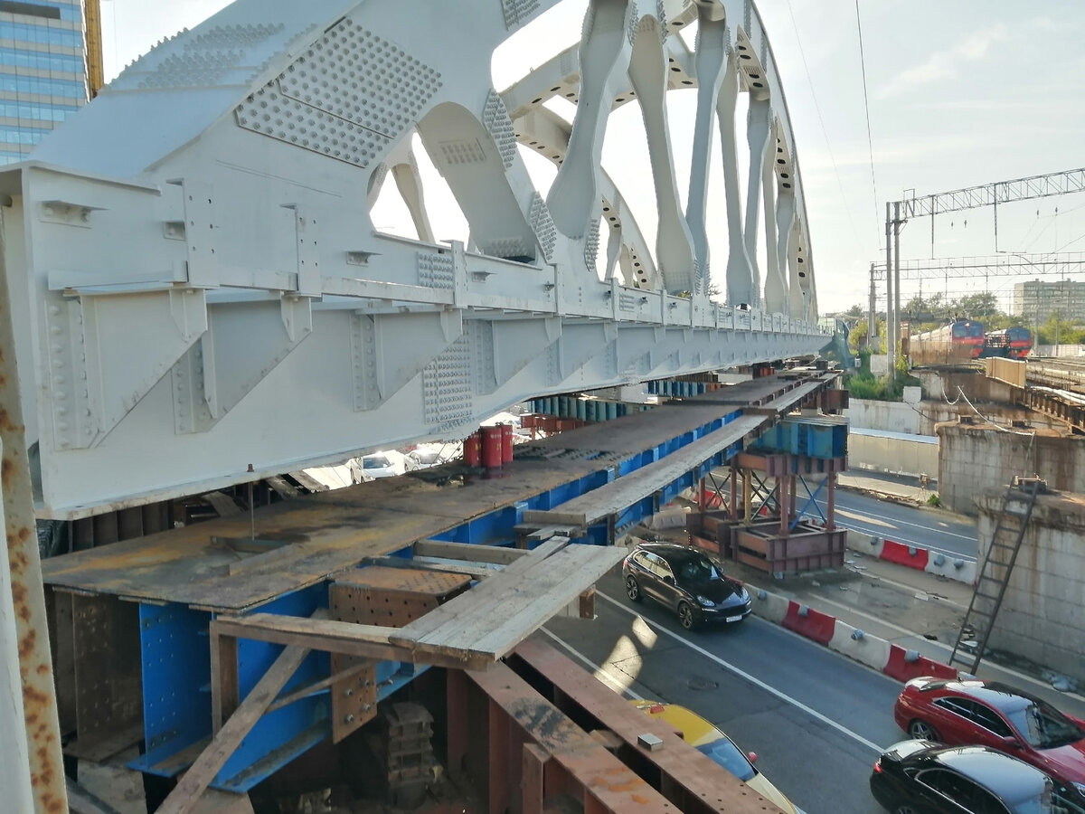 Электричка нижегородская серп и молот. Путепровод ЖД. Эстакада над ЖД путями. Станция Железнодорожная МЦД 4. МЦД Нижегородская.