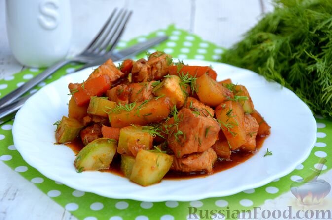 филе индейки, кабачки, картофель, морковь, лук репчатый, чеснок, томат-паста, соль, перец чёрный молотый, зелень укропа, масло растительное