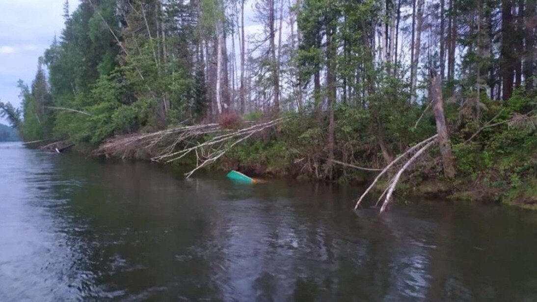     Найдена их затопленная лодка с вещами, снастями и спасательными жилетами