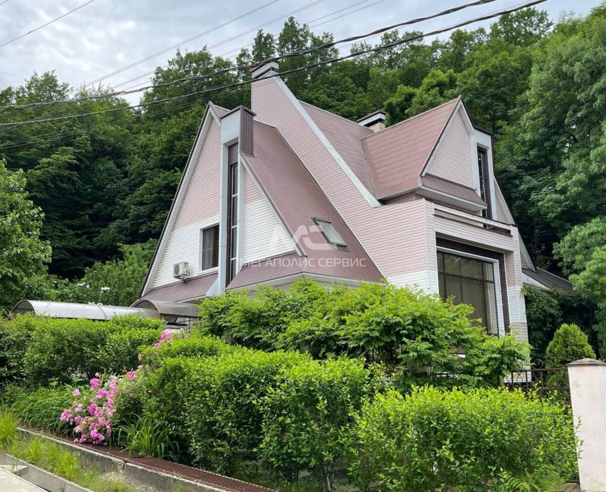 потрясающий коттедж в курортном городе Горячий Ключ, смотря на который просто захватывает дух своей изысканностью и красотой.