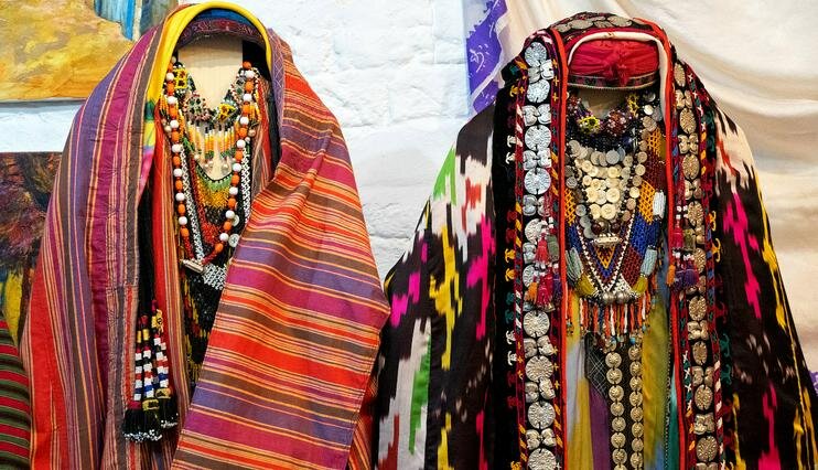Традиционные женские костюмы племен зарбаг (слева) и хатак. Фото Андрея Кудряшова / «Фергана»