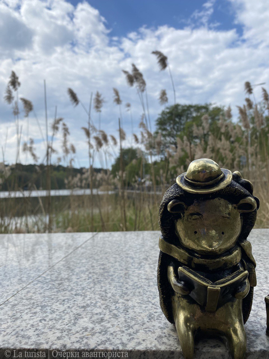 Ежик. Недавно здесь добавили членов его семьи и получилось что-то типа хомлинов в Калининграде.