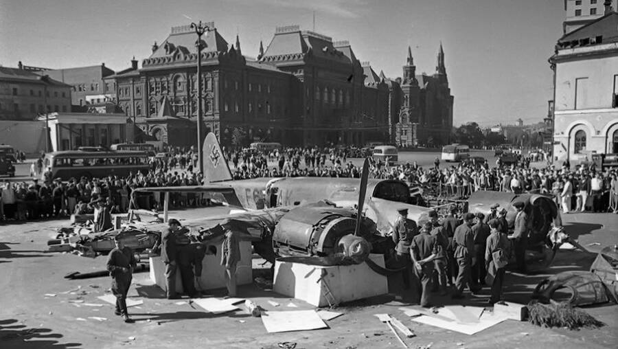 Сбитый «Юнкерс» Ju-88 на площади Свердлова. Источник: waralbum.ru