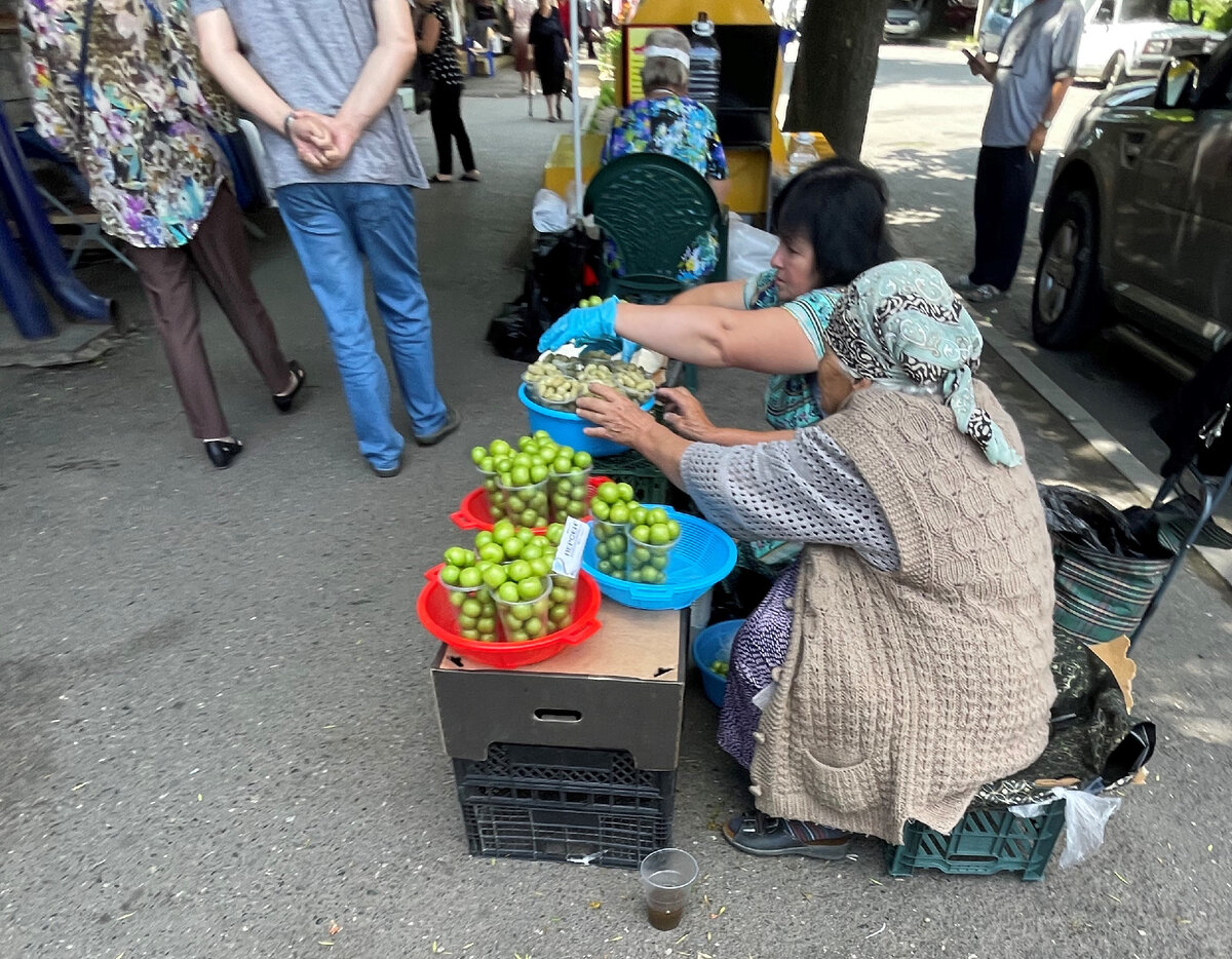 Что люди выносят на продажу на улицы Владикавказа в надежде хоть что-то  заработать. Удивили цены, показываю товар | Под зонтиком | Дзен