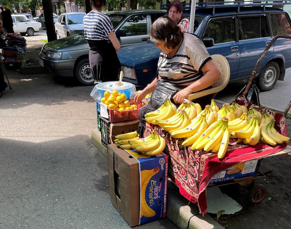 Что люди выносят на продажу на улицы Владикавказа в надежде хоть что-то  заработать. Удивили цены, показываю товар | Под зонтиком | Дзен