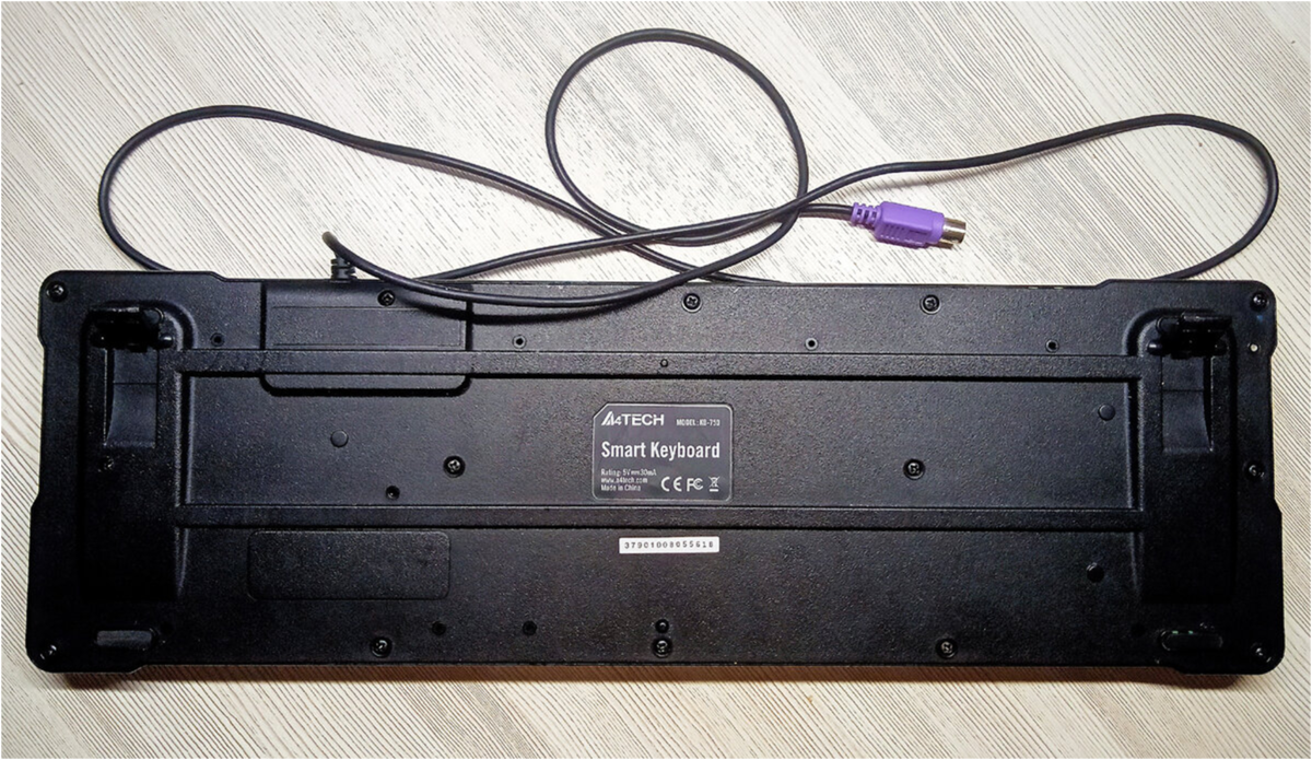 PS/2 клавиатура A4TECH KB-750 (с обратной стороны).
