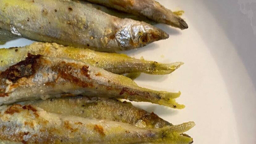 Мы часто покупаем мойву, я просто обжариваю её с добавлением масла. Отличная рыба, детям даём такую рыбку обязательно - там и полезные жиры, и легоусвояемый белок, ещё и витамин Д.