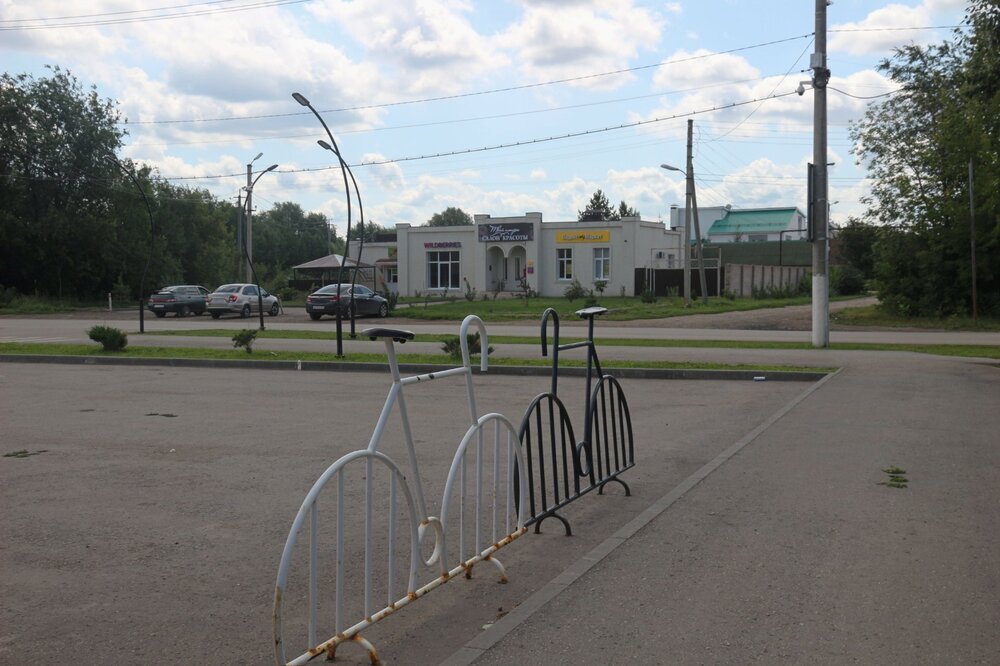 Велопарковка на автостоянке.