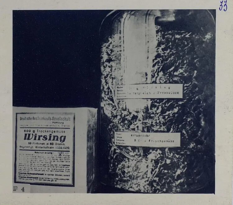 Рис. 4. Справа в стеклянной банке - 600 гр. кудрявой капусты, полученные путем сушения из 5 кг. свежей капусты. Слева - это же количество капусты после прессовки.