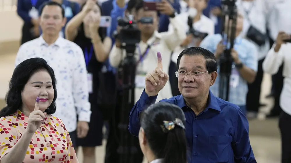 Хун Сен, премьер-министр Камбоджи, голосует на парламентских выборах © Heng Sinith/​AP/​dpa.