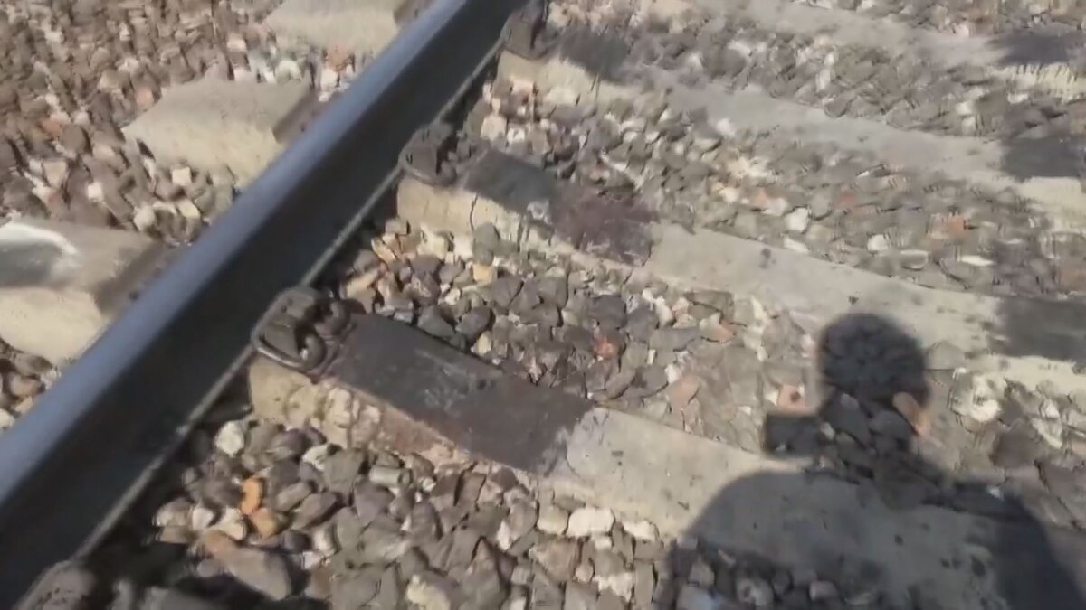 похороны сгоревшей девочки. из тысячи дорог нашли свою железную картинка. в майкопе сожгли девушку. в майкопе сожгли девушку. пермский край железная дорога.