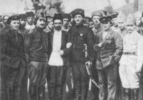 Слева направо: С. М. Киров, Г. К. Орджоникидзе, А. И. Микоян, М. Г. Ефремов, М. К. Левандовский, К. А. Мехоношин 