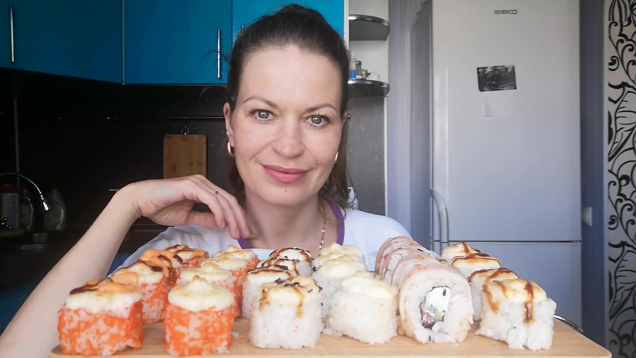 МУКБАНГ РОЛЛЫ СУШИ/MUKBANG SUSHI ROLLS HALK FAMILY ЕДА ОБЖОР