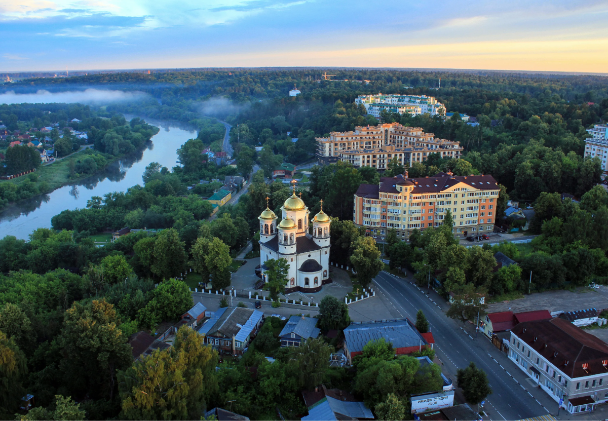 Хорошие города ближайшего подмосковья. Звенигород центр города. Звенигород исторический центр. Город Звенигород Московской области. Подмосковная Швейцария Звенигород.