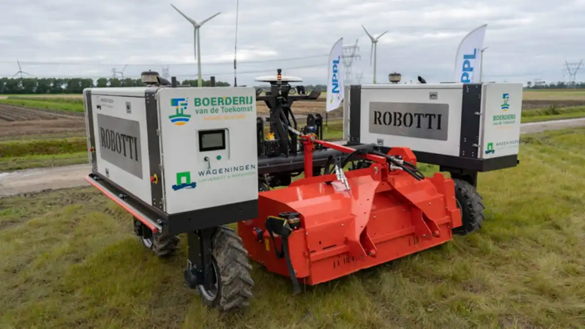 Фото: futurefarming.com Робот Robotti 150D с двухрядным ботвоудалителем компании Dewulf