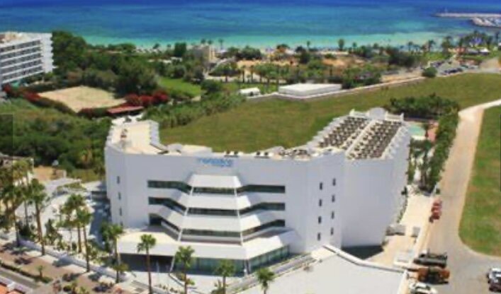 Отель Margadina 4*, состоит из двух корпусов, при бронировании стоит уточнить, что вам нужен основной корпус, если хотите вид на море.