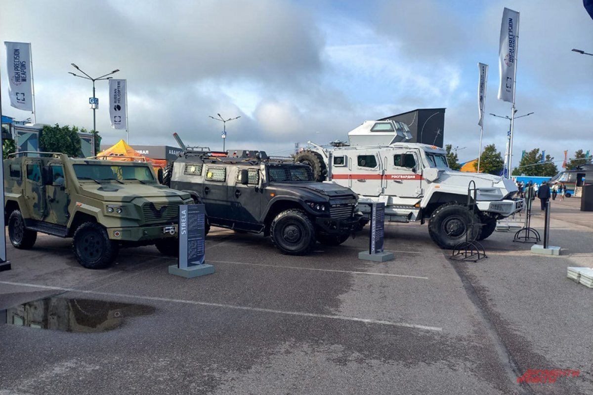    Перед входом на саммит «Россия-Африка» стоит военная техника